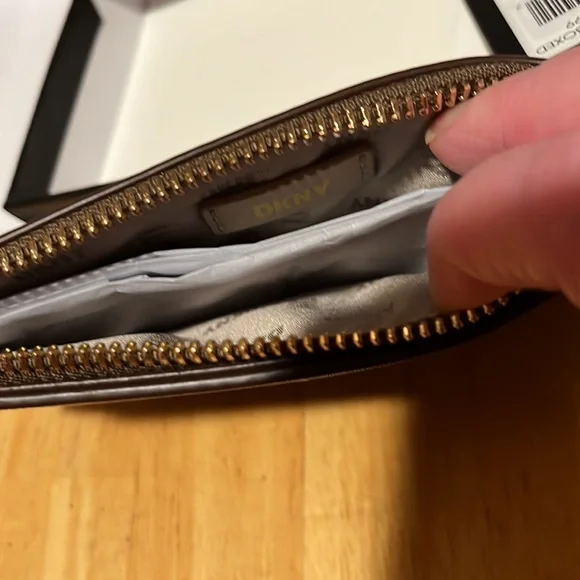 🛍️🏆Host Pick🏆 #793 NWT DKNY Wallet - Picture 6 of 13
